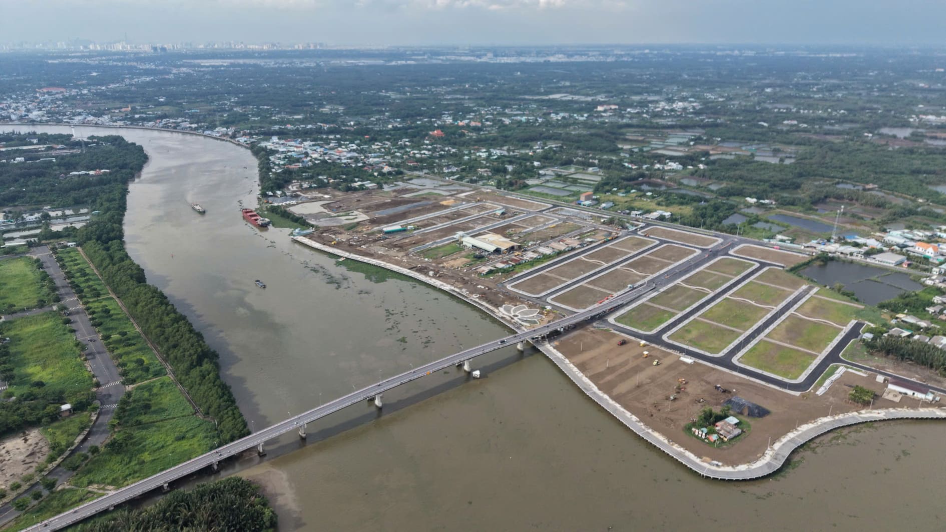 Tiến độ thi công khu vực kè ven sông và công viên dạo bộ sinh thái